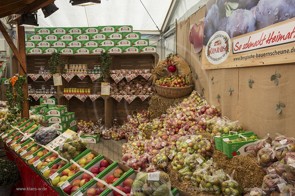 Leichlingen, Obstmarkt in der Balker Aue, Ausstellung und Verkauf in der Reithalle.