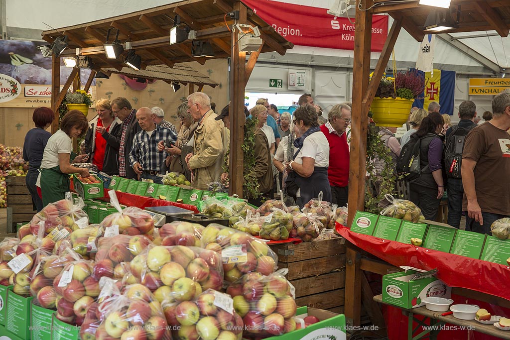 Leichlingen, Obstmarkt in der Balker Aue, Ausstellung und Verkauf in der Reithalle.