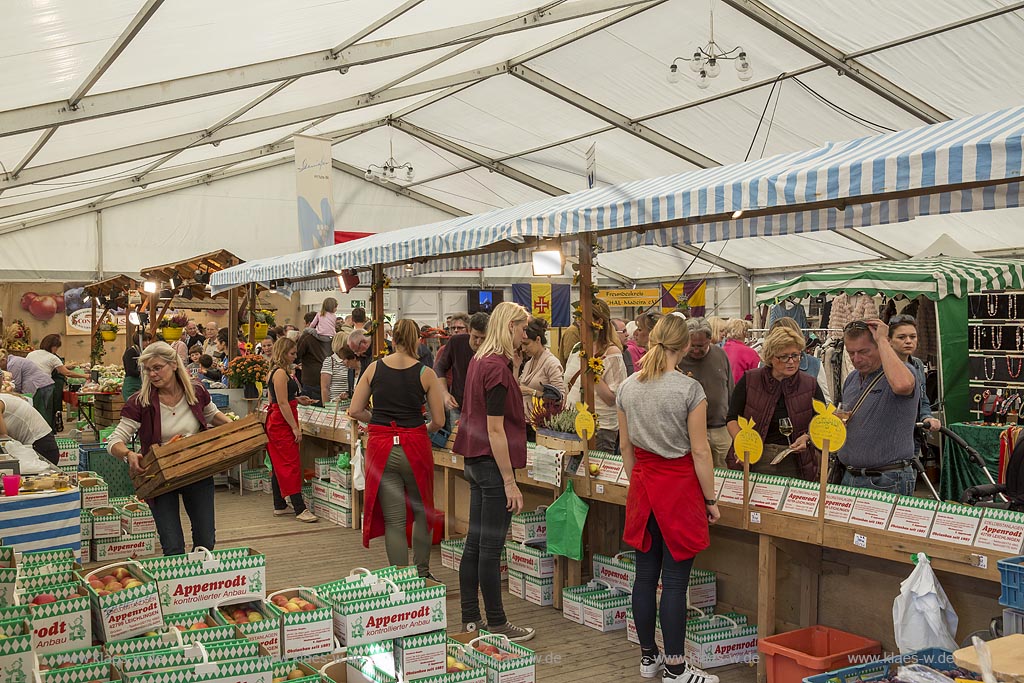 Leichlingen, Obstmarkt in der Balker Aue, Ausstellung und Verkauf in der Reithalle.