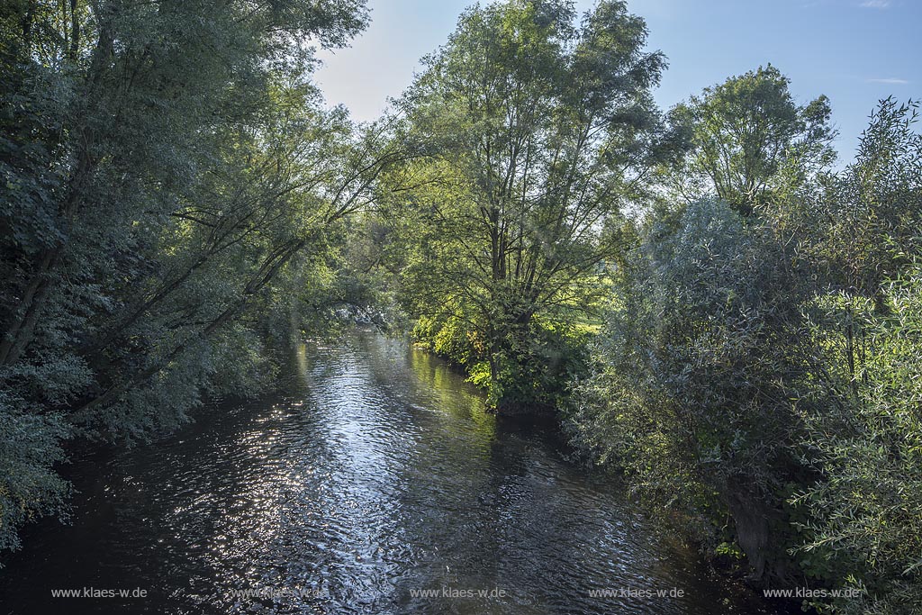 Leichlingen, Solingen, Blick auf die Wupper von der Fussgaengerbruecke, auch "Juckelbruecke" genannt, zwischen Leichlingen-Kradenpuhl und Solinger-Horn.