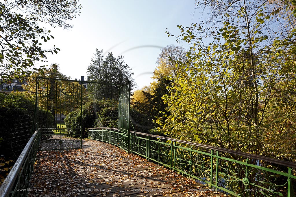 Leverkusen Alkenrath, Schlosspark Schloss Morsbroich, Bruecke mit schmiedeeisernem Gelaender und Brueckentor ueber Schlossgraben; Leverkusen Alkenrath, palace garden of castle Schloss Morsbroich with bridge over the moat.