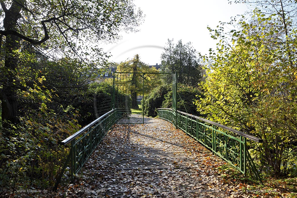 Leverkusen Alkenrath, Schlosspark Schloss Morsbroich, Bruecke mit schmiedeeisernem Gelaender und Brueckentor ueber Schlossgraben; Leverkusen Alkenrath, palace garden of castle Schloss Morsbroich with bridge over the moat.