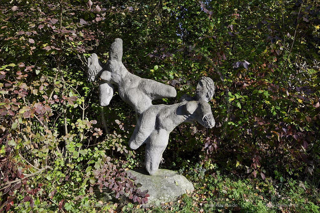 Leverkusen Alkenrath, Skulpturenpark Schloss Morsbroich, Blick auf die Skulptur *Genien* von Arnold d'Altri aus Zement von 1949; Leverkusen Alkenrath, sculpture garden of castle Schloss Morsbroich, view to the sculpture *Genien* by Arnold d'Altri made of cement in 1949.