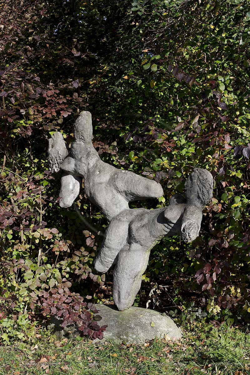 Leverkusen Alkenrath, Skulpturenpark Schloss Morsbroich, Blick auf die Skulptur *Genien* von Arnold d'Altri aus Zement von 1949; Leverkusen Alkenrath, sculpture garden of castle Schloss Morsbroich, view to the sculpture *Genien* by Arnold d'Altri made of cement in 1949.