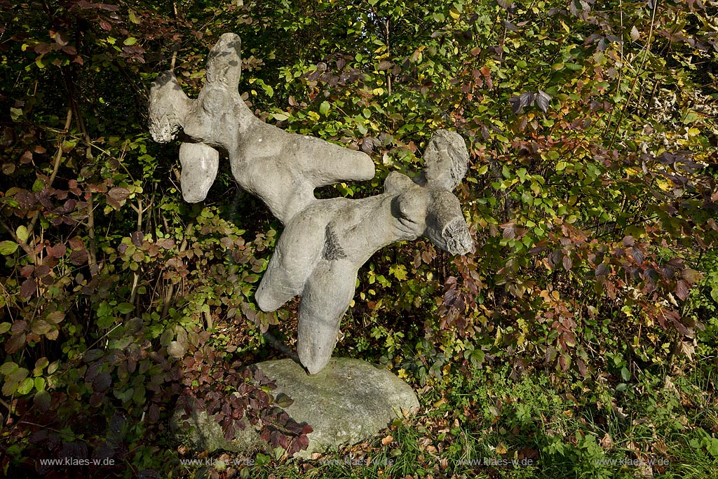 Leverkusen Alkenrath, Skulpturenpark Schloss Morsbroich, Blick auf die Skulptur *Genien* von Arnold d'Altri aus Zement von 1949; Leverkusen Alkenrath, sculpture garden of castle Schloss Morsbroich, view to the sculpture *Genien* by Arnold d'Altri made of cement in 1949.