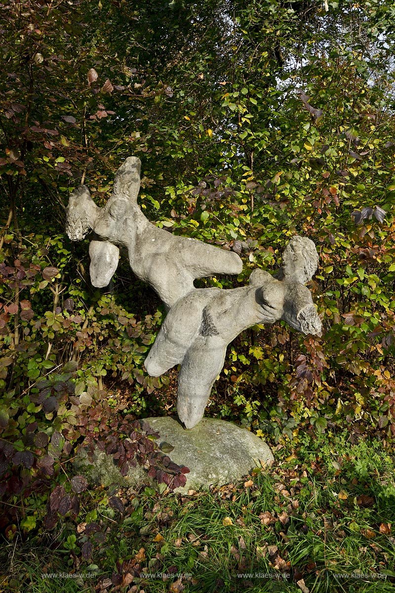 Leverkusen Alkenrath, Skulpturenpark Schloss Morsbroich, Blick auf die Skulptur *Genien* von Arnold d'Altri aus Zement von 1949; Leverkusen Alkenrath, sculpture garden of castle Schloss Morsbroich, view to the sculpture *Genien* by Arnold d'Altri made of cement in 1949.