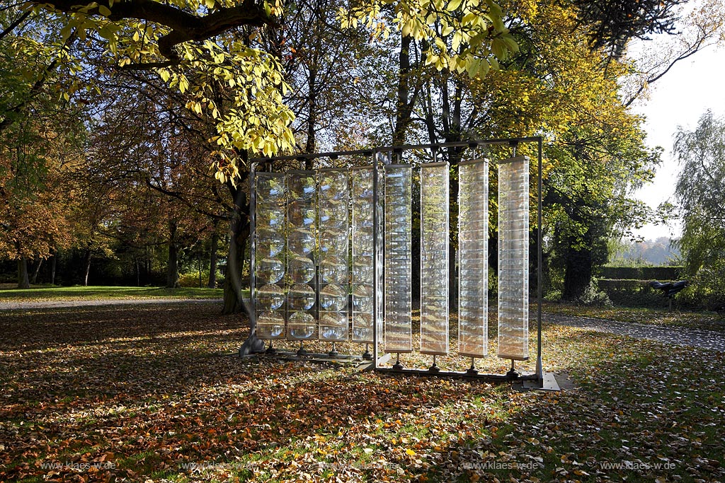 Leverkusen Alkenrath, Skulpturenpark Schloss Morsbroich, Blick auf die Skulptur*Integration* von Adolf Luther von 1985, welche sich mit der physikalischen Beschaffenheit des Lichts beschaeftigt; Leverkusen Alkenrath, sculpture garden, view to sculpture *Integration* by Adolf Luther anno 1985.