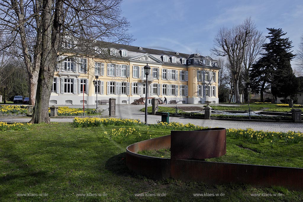 Leverkusen Alkenrath Schloss Morsbroich, Blick zum Schloss im Fruehling mit Skulptur