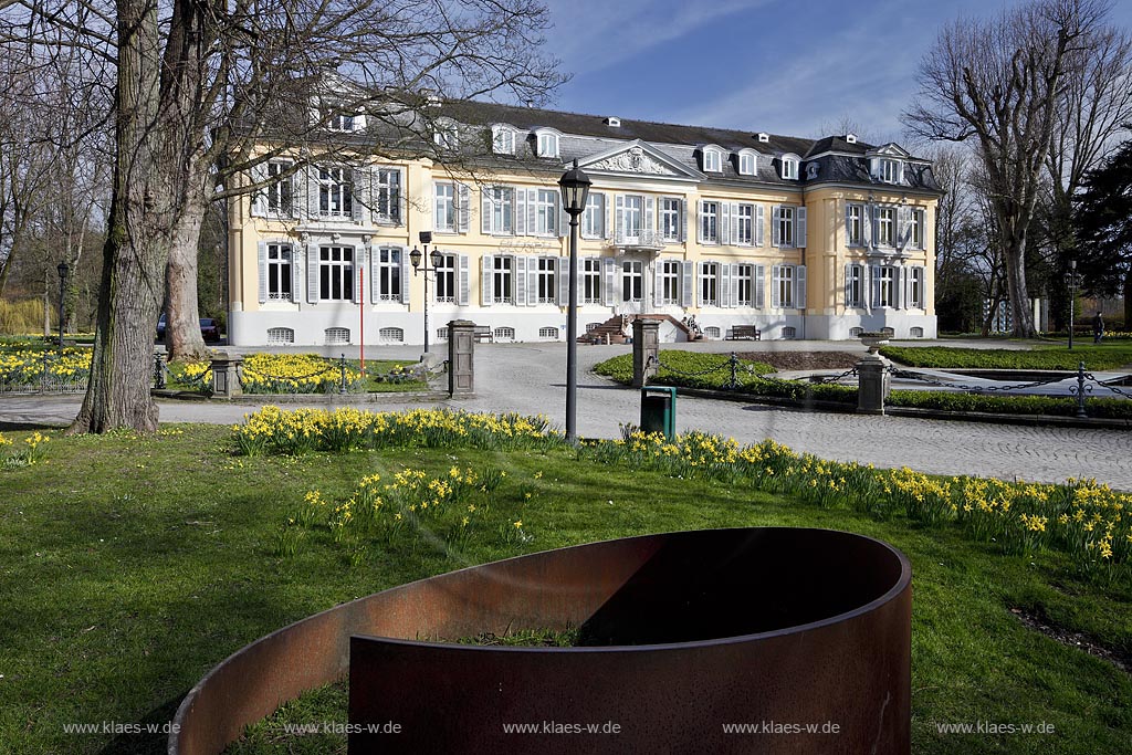 Leverkusen Alkenrath Schloss Morsbroich, Blick zum Schloss im Fruehling mit Skulptur