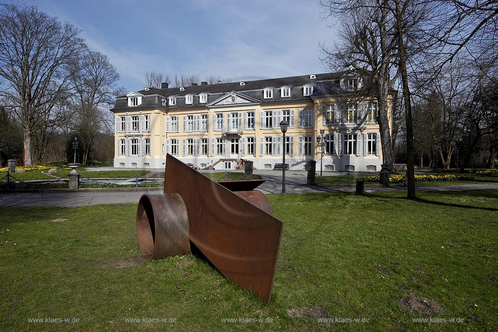 Leverkusen Alkenrath Schloss Morsbroich, Blick zum Schloss im Fruehling mit Skulptur