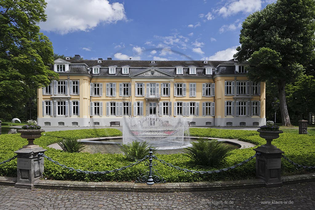Leverkusen Alkenrath, Schloss Morsbroich, Springbrunnen, Wasserspiel in der Auffahrt von Schloss Morsbroich von Jeppe Hein " Water Island Morsbroich ", 2010; Leverkusen Alkentath, castle Morsbroich, fountain "Waterisland Morsbroich" from Jeppe Hein, founded 2010.