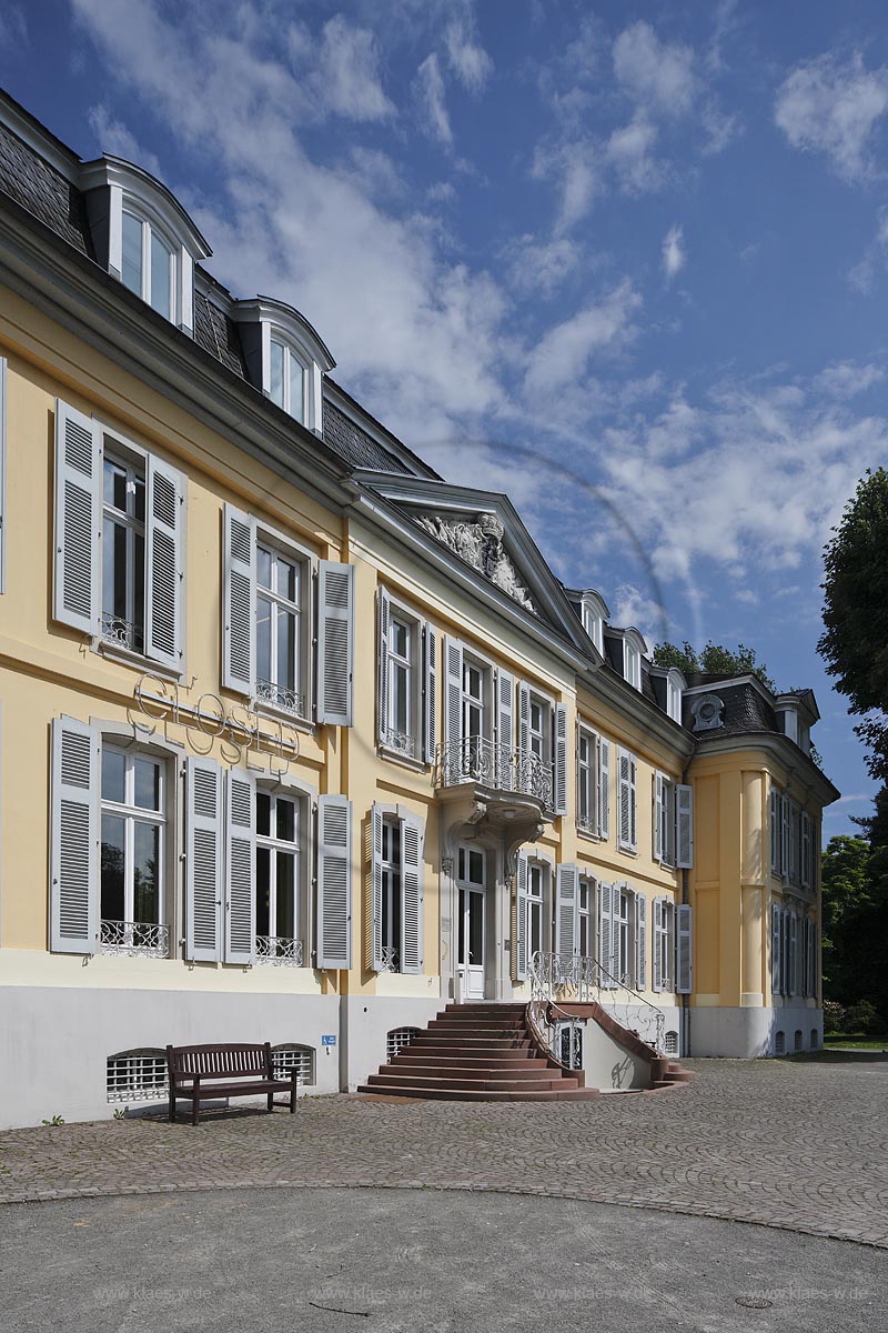 Leverkusen Alkenrath, Schloss Morsbroich, Hauptfassade mit Neon-Licht-Installation Closed, von Jonathan Monk 2008; Leverkusen Alkentath, castle Morsbroich