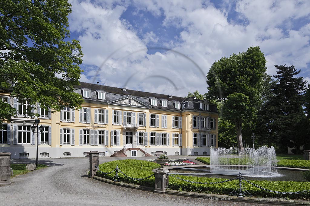 Leverkusen Alkenrath, Schloss Morsbroich, Springbrunnen, Wasserspiel in der Auffahrt von Schloss Morsbroich von Jeppe Hein " Water Island Morsbroich ", 2010; Leverkusen Alkentath, castle Morsbroich, fountain "Waterisland Morsbroich" from Jeppe Hein, founded 2010.