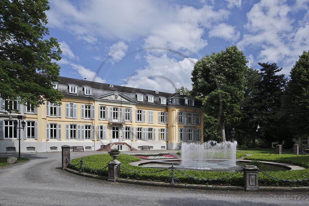 Leverkusen Alkenrath, Schloss Morsbroich, Springbrunnen, Wasserspiel in der Auffahrt von Schloss Morsbroich von Jeppe Hein " Water Island Morsbroich ", 2010; Leverkusen Alkentath, castle Morsbroich, fountain "Waterisland Morsbroich" from Jeppe Hein, founded 2010.