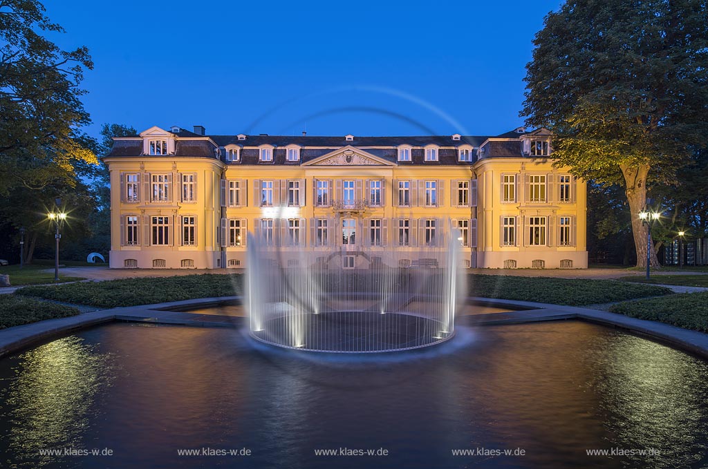Leverkusen-Alkenrath, Schloss Morsbrocih mit dem Brunnen  "Water Island, Morsbroich" des daenischen Kuenstlers Jeppe Hein aus dem Jahre 2010 zur blauen Stunde.