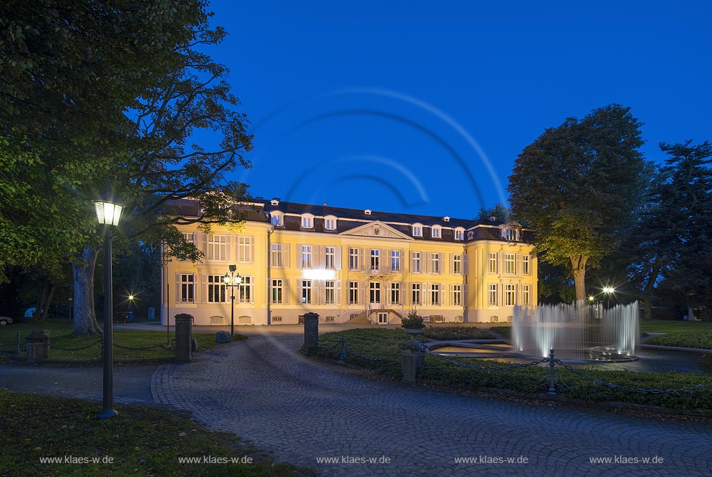Leverkusen-Alkenrath, Schloss Morsbrocih mit dem Brunnen  "Water Island, Morsbroich" des daenischen Kuenstlers Jeppe Hein aus dem Jahre 2010 zur blauen Stunde.