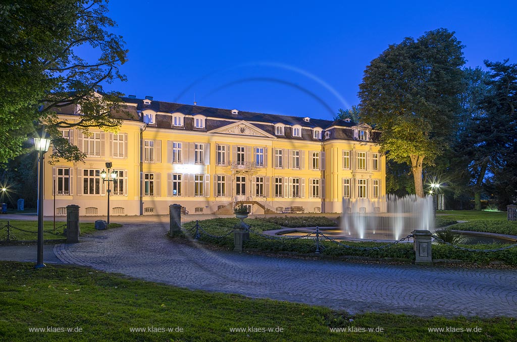 Leverkusen-Alkenrath, Schloss Morsbrocih mit dem Brunnen  "Water Island, Morsbroich" des daenischen Kuenstlers Jeppe Hein aus dem Jahre 2010 zur blauen Stunde.