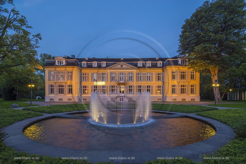 Leverkusen-Alkenrath, Schloss Morsbrocih mit dem Brunnen  "Water Island, Morsbroich" des daenischen Kuenstlers Jeppe Hein aus dem Jahre 2010 zur blauen Stunde.