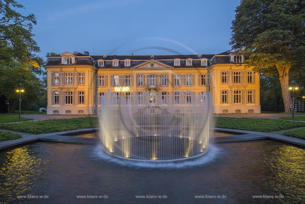 Leverkusen-Alkenrath, Schloss Morsbrocih mit dem Brunnen  "Water Island, Morsbroich" des daenischen Kuenstlers Jeppe Hein aus dem Jahre 2010 zur blauen Stunde.