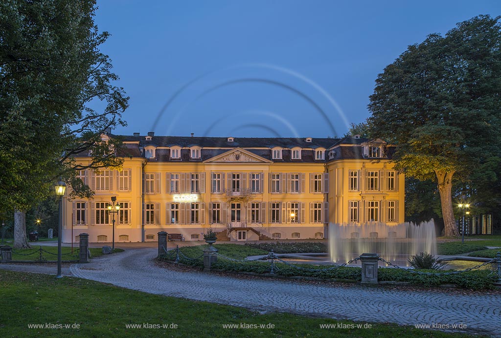 Leverkusen-Alkenrath, Schloss Morsbrocih mit dem Brunnen  "Water Island, Morsbroich" des daenischen Kuenstlers Jeppe Hein aus dem Jahre 2010 zur blauen Stunde.