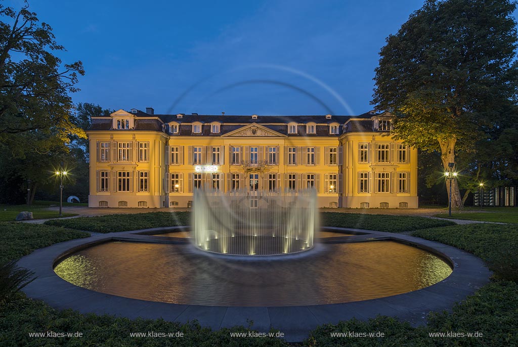 Leverkusen-Alkenrath, Schloss Morsbrocih mit dem Brunnen  "Water Island, Morsbroich" des daenischen Kuenstlers Jeppe Hein aus dem Jahre 2010 zur blauen Stunde.