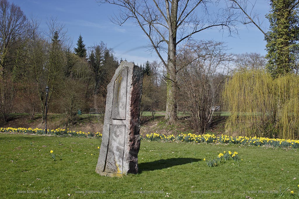 Leverkusen Alkenrath Schlosspark Schloss Morsbroich mit Skulpturen im Fruehling, bluehende Gelbe Narzissen; Leverkusen Alkenrath park of castle Morsbroich with sculptures and yellow narcissus in flower