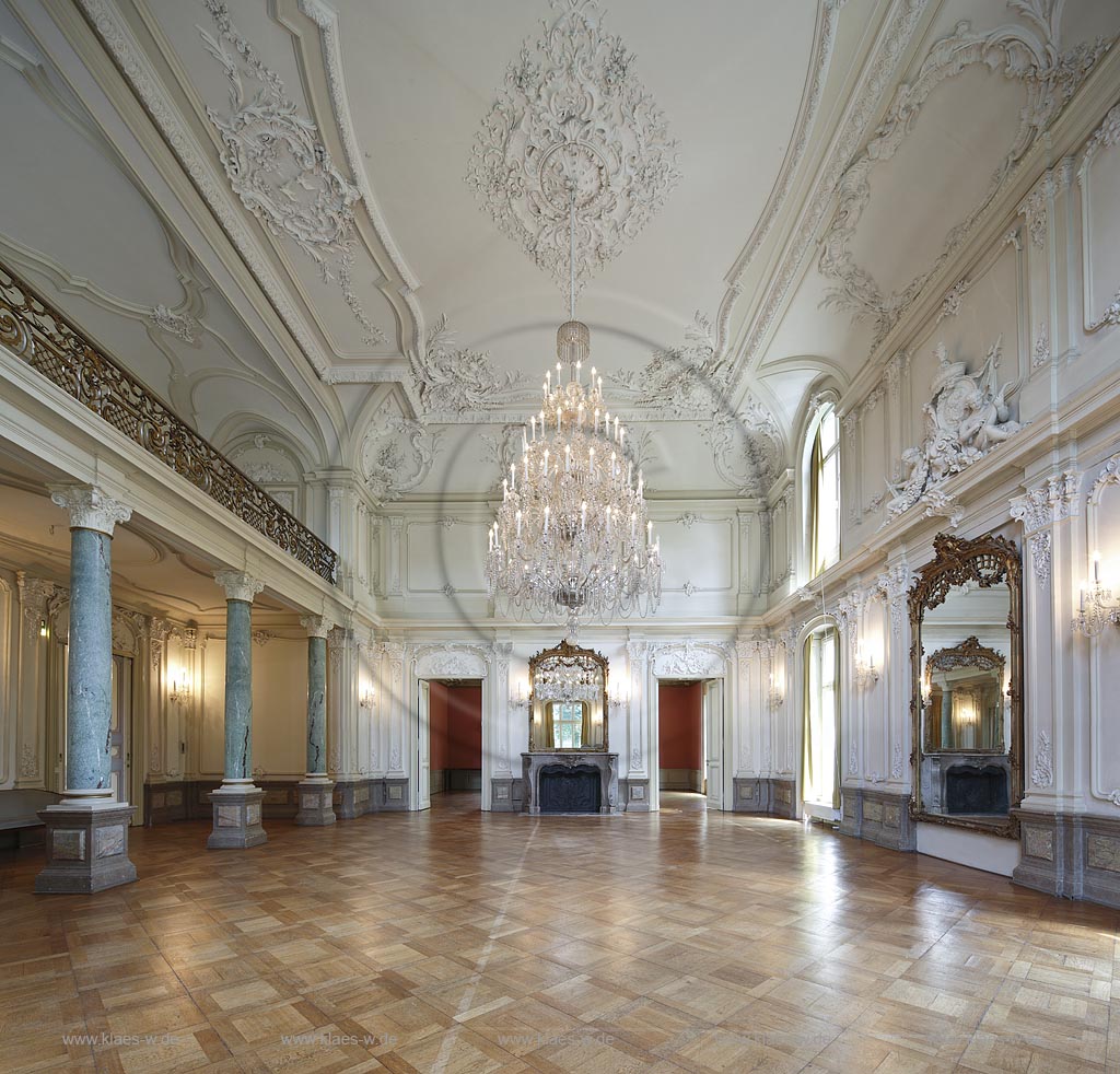Leverkusen Alkenrath, Schloss Morsbroich, Innenaufnahme der groe Spiegelsaal mit Stuckelementen und dem riesigen Kronleuchter; Leverkusen Alkentath, castle Morsbroich, large mirror saloon, mirror hall;