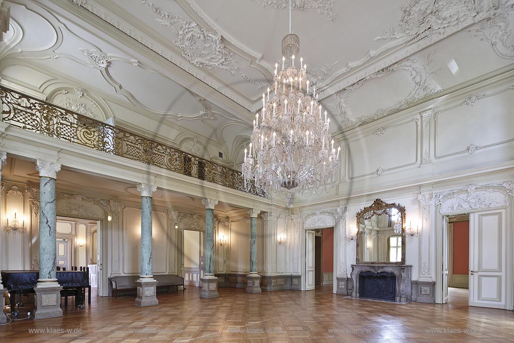 Leverkusen Alkenrath, Schloss Morsbroich, Innenaufnahme der groe Spiegelsaal mit Stuckelementen und dem riesigen Kronleuchter; Leverkusen Alkentath, castle Morsbroich, large mirror saloon, mirror hall;