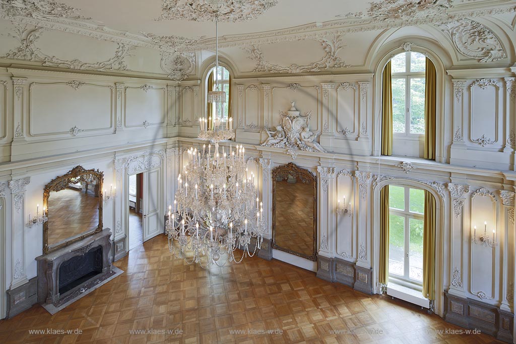 Leverkusen Alkenrath, Schloss Morsbroich, Innenaufnahme der groe Spiegelsaal mit Stuckelementen und dem riesigen Kronleuchter; Leverkusen Alkentath, castle Morsbroich, large mirror saloon, mirror hall;