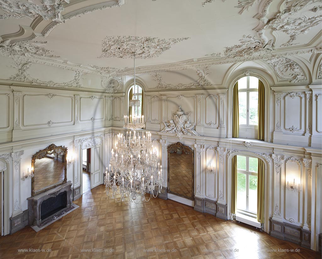 Leverkusen Alkenrath, Schloss Morsbroich, Innenaufnahme der groe Spiegelsaal mit Stuckelementen und dem riesigen Kronleuchter; Leverkusen Alkentath, castle Morsbroich, large mirror saloon, mirror hall;