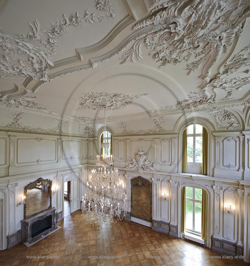 Leverkusen Alkenrath, Schloss Morsbroich, Innenaufnahme der groe Spiegelsaal mit Stuckelementen und dem riesigen Kronleuchter; Leverkusen Alkentath, castle Morsbroich, large mirror saloon, mirror hall;