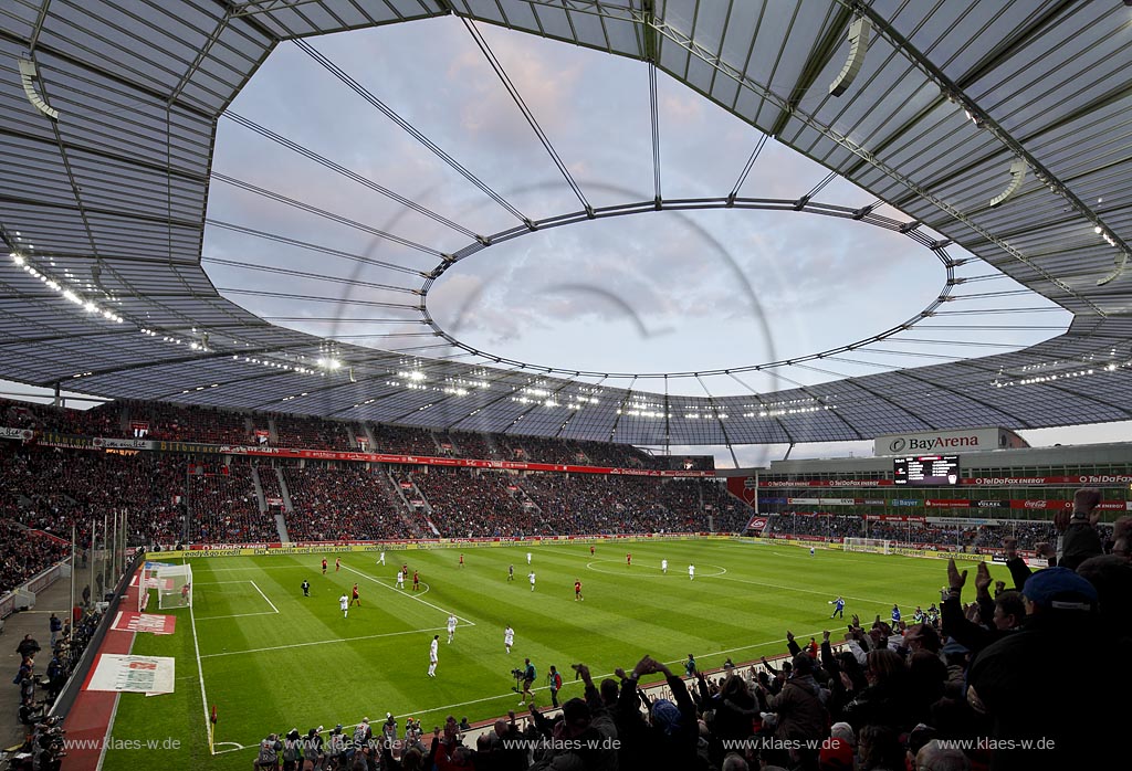 Leverkusen Bayarena in abendlicher Beleuchtung waehrend einem Fussballspiel von Bayer 04 Leverkusen gegen FC Schalke 04 mit Fans, blaue Stunde, von der Abendsonne, angestrahlte Wolken; Leverkusen footballstadium Bayarena, match between Bayer 04 Leverkusen and  FC Schalke 04 during blue hour with Moon