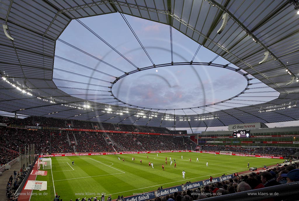 Leverkusen Bayarena in abendlicher Beleuchtung waehrend einem Fussballspiel von Bayer 04 Leverkusen gegen FC Schalke 04 mit Fans, blaue Stunde, von der Abendsonne, angestrahlte Wolken; Leverkusen footballstadium Bayarena, match between Bayer 04 Leverkusen and  FC Schalke 04 during blue hour with Moon