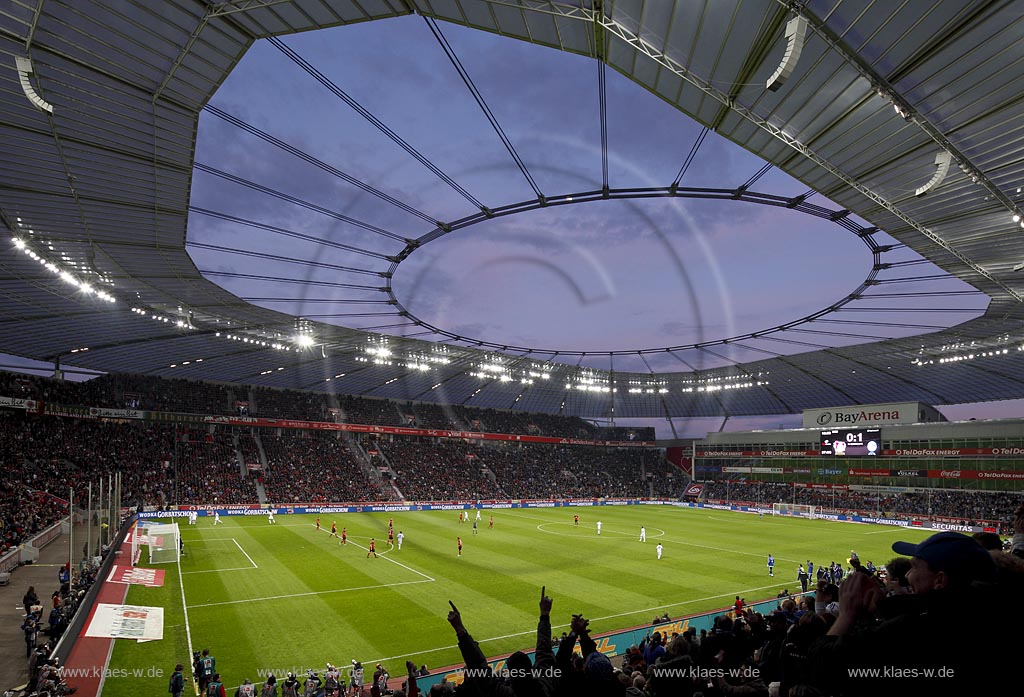 Leverkusen Bayarena in abendlicher Beleuchtung waehrend einem Fussballspiel von Bayer 04 Leverkusen gegen FC Schalke 04 mit Fans, blaue Stunde, von der Abendsonne, angestrahlte Wolken; Leverkusen footballstadium Bayarena, match between Bayer 04 Leverkusen and  FC Schalke 04 during blue hour with Moon