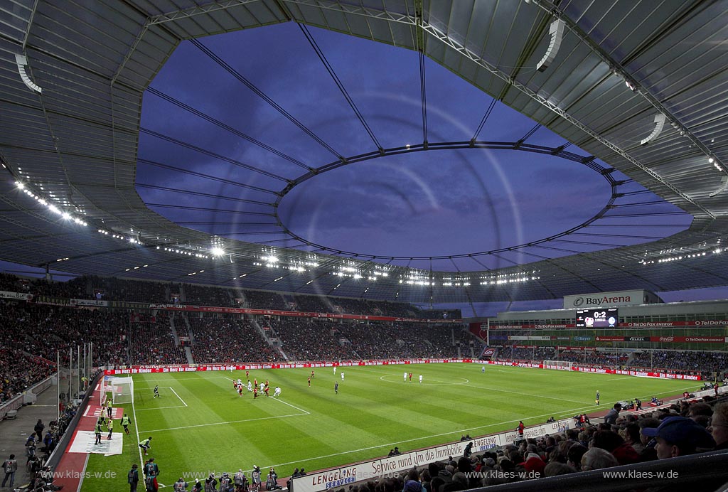 Leverkusen Bayarena in abendlicher Beleuchtung waehrend einem Fussballspiel von Bayer 04 Leverkusen gegen FC Schalke 04 mit Fans, blaue Stunde, von der Abendsonne, angestrahlte Wolken; Leverkusen footballstadium Bayarena, match between Bayer 04 Leverkusen and  FC Schalke 04 during blue hour with Moon