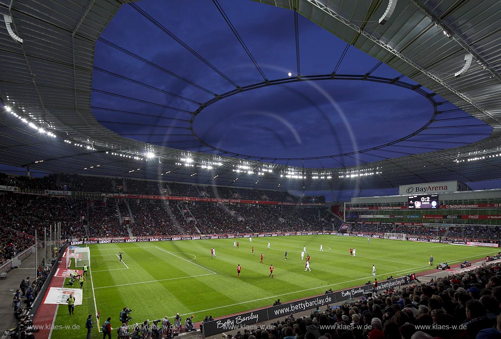 Leverkusen Bayarena in abendlicher Beleuchtung waehrend einem Fussballspiel von Bayer 04 Leverkusen gegen FC Schalke 04 mit Fans, blaue Stunde Mondschein; Leverkusen footballstadium Bayarena match between Bayer 04 Leverkusen and  FC Schalke 04 during blue hour with Moon