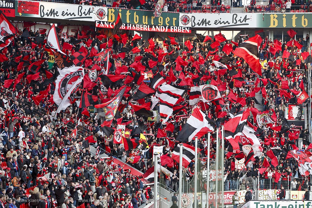 Leverkusen Bayarena Fankulisse Nordkurve, Fussballfans mit wehenden Fahnen vor einem Fussballspiel von Bayer 04 Leverkusen gegen FC Schalke 04;  Leverkusen footballstadium Bayarena fans with flags