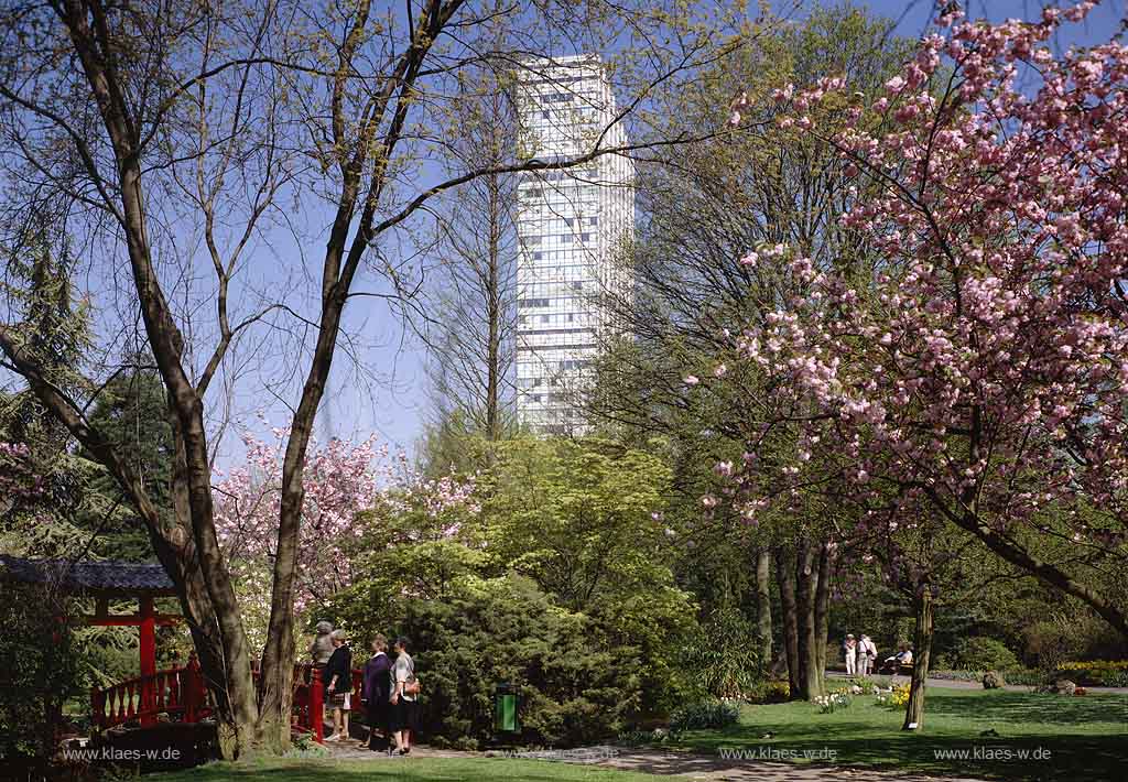 Leverkusen, Regierungsbezirk Kln, Blick in Japanischen Garten im Frhling, Fruehling, mit Bayer Hochaus und Besuchern