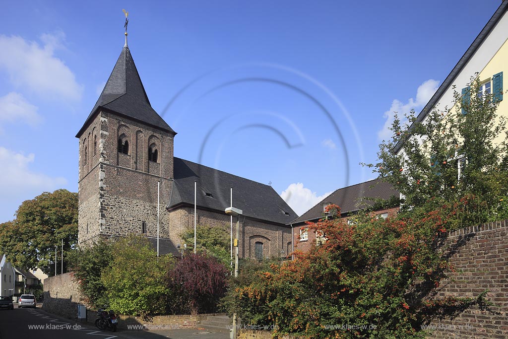 Leverkusen Rheindorf die historische katholische Rheindorfer Kirche Sankt Aldegundis aus dem 12. Jahrhundert , frueher Eigenkirche der nebenan liegenden ehemaligen Burg Haus Rheindorf, rechts im Bild; historical chuch St. Aldegundis of  castle Rheindorf