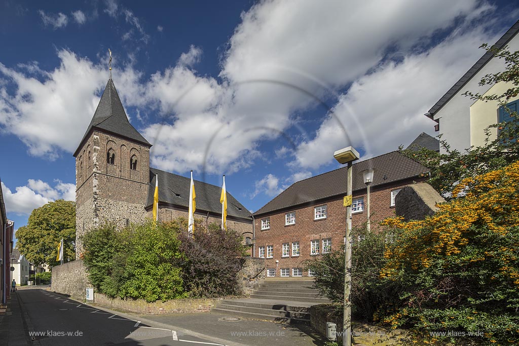 Leverkusen-Rheindorf, Katholische Pfarrkirche St. Aldegundis. Der Kern des dreigeschossigen romanische Wehrturms der Kirche stammt aus dem 12. Jahrhundert.