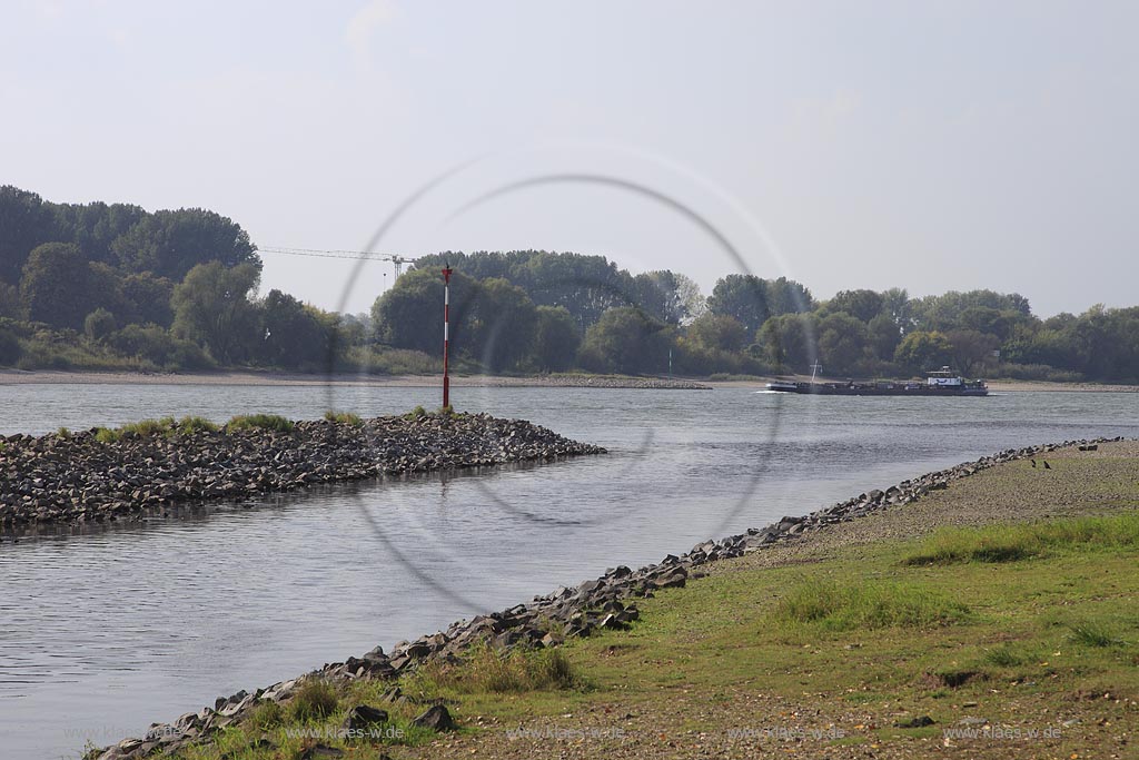 Leverkusen Rheindord Blick auf die Wuppermuendung in den Rhein mit Schleppschiff; View to mouth of Wupper River into the rhine river with towboat