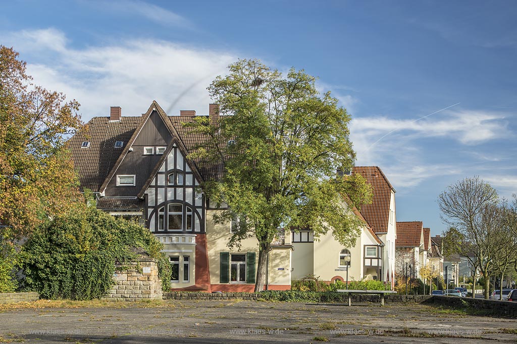 Leverkusen-Wiesdorf, Kaiserplatz, denkmalgeschuetzte Haeuser. Die Bayer AG baute von 1899 bis 1913 fr seine steigende Anzahl von Beschaeftigten neue Wohnviertel, die sogenannten "Kolonien", die heute noch weitgehend erhalten sind. 