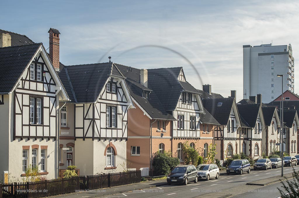 Leverkusen-Wiesdorf, Koloniehaeuser in der Nobelstrasse mit dem Kolonie-Museum Nobelstra√e 78 - 82 vorne links.