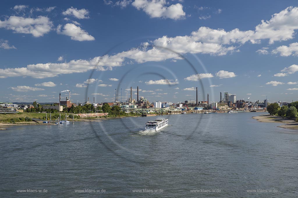 Leverkusen-Wiesdorf, Blick ueber den Rhein zum Chempark, ehem. Bayer-Werk mit Fahrgastschiff S.S. Antoinette, ein 2011 in Dienst gestelltes Kabinenfahrgastschiff der Schweizer S.S. Antoinette GmbH.