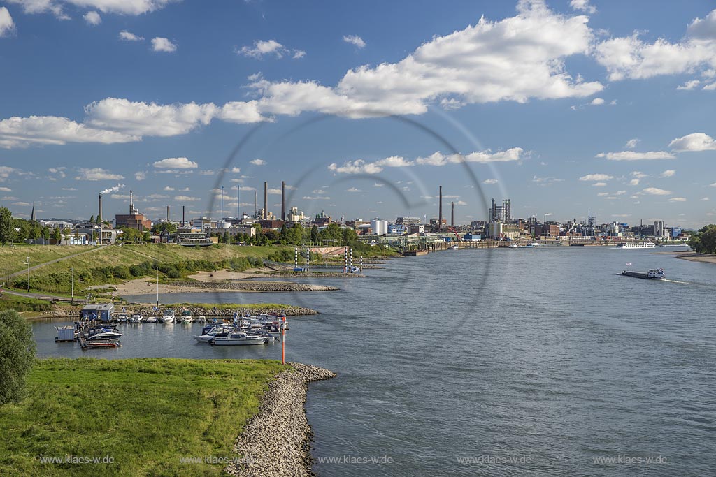 Leverkusen-Wiesdorf, Blick ueber den Rhein zum Chempark, ehem. Bayer-Werk.