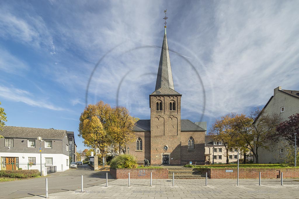 Leverkusen-Wiesdorf, St. Antonis, eine kleine neugotische Backsteinhallenkirche aus dem 17. Jahrhundert (1661 - 1664).