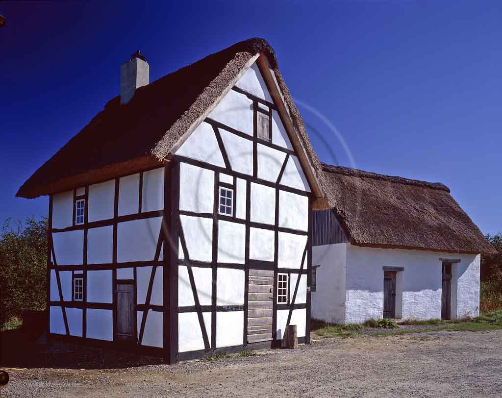 Lindlar, Oberbergischer Kreis, Bergisches Land, Bergisches Freilichtmuseum fr kologie und buerlich-handwerkliche Kultur, Blick auf historisches Backhaus, Fachwerkhaus