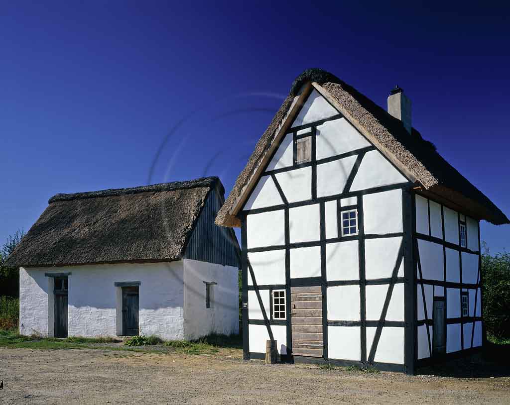 Lindlar, Oberbergischer Kreis, Bergisches Land, Bergisches Freilichtmuseum fr kologie und buerlich-handwerkliche Kultur, Blick auf historisches Backhaus, Fachwerkhaus