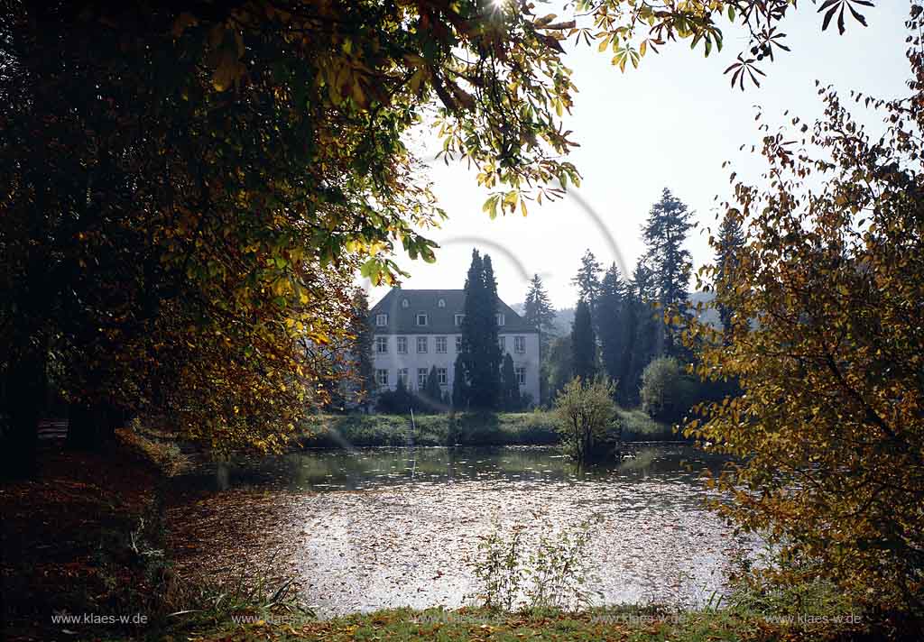 Georghausen, Lindlar, Oberbergischer Kreis, Bergisches Land, Blick auf Schloss, Wasserschloss Georghausen mit Schlossteich, Teich in Herbstlandschaft 