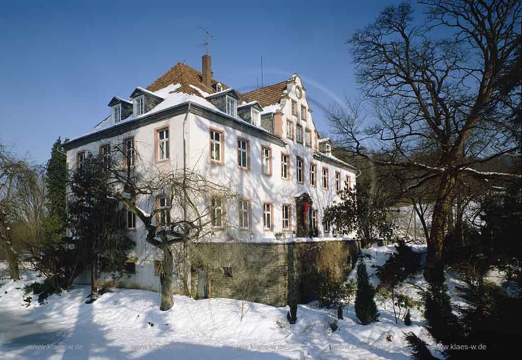 Georghausen, Lindlar, Oberbergischer Kreis, Bergisches Land, Blick auf Schloss, Wasserschloss Georghausen in Winterlandschaft, Schneelandschaft 